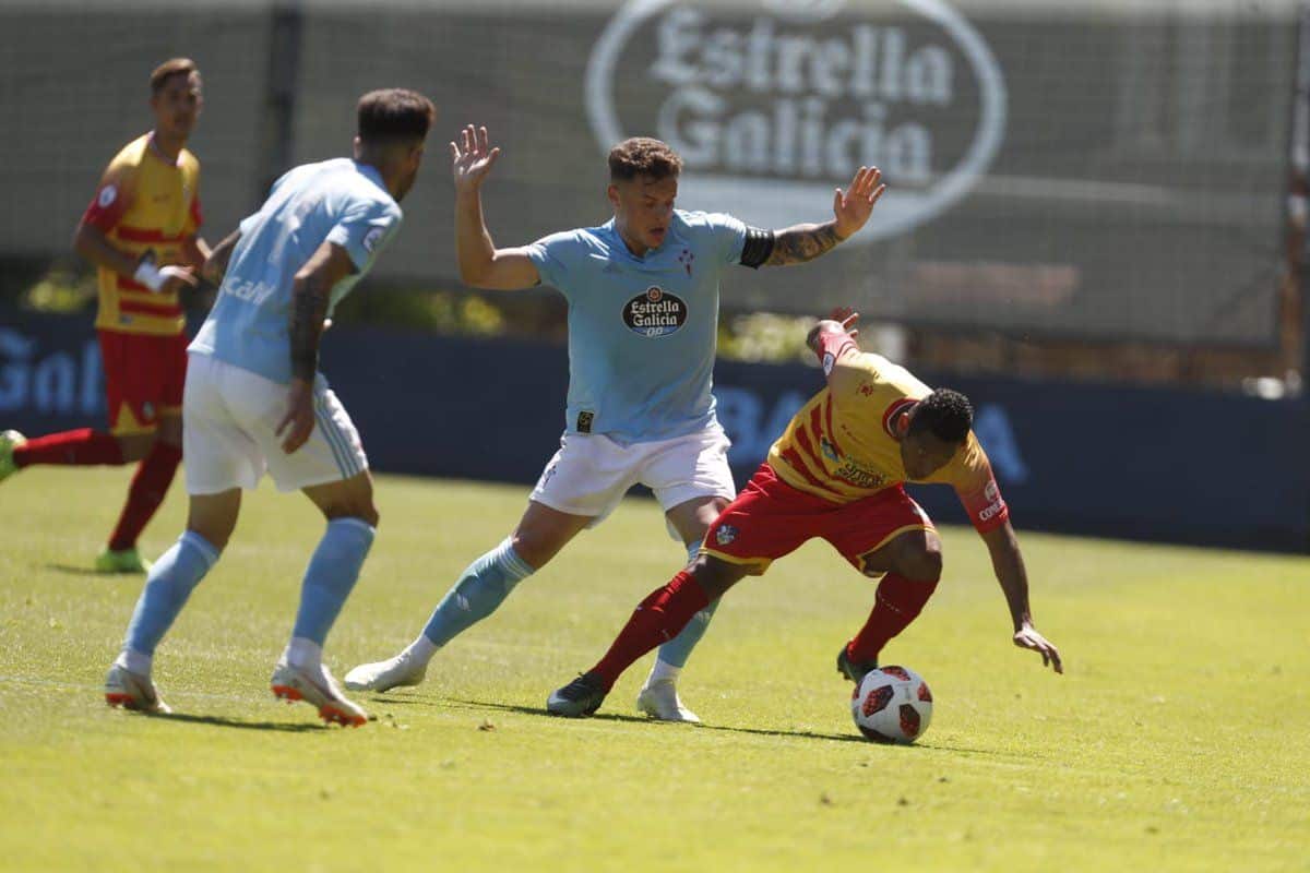 Lino pelea el balón ante dos futbolistas celestes. / RC Celta de Vigo.