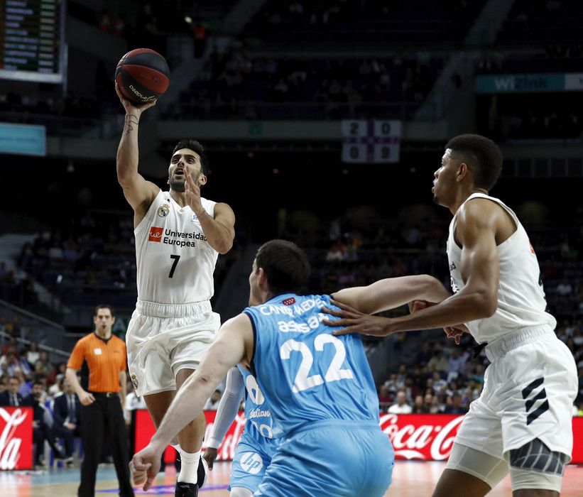 Facundo Campazzo entra a canasta ante Shayne Whittintong en un Real Madrid - Movistar Estudiantes. Foto: ACB.