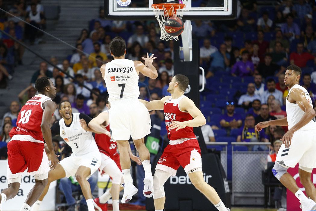Facundo Campazzo asiste a Walter Tavares ante Gabriel Lundberg en un Real Madrid - BAXI Manresa. Foto: Liga Endesa.