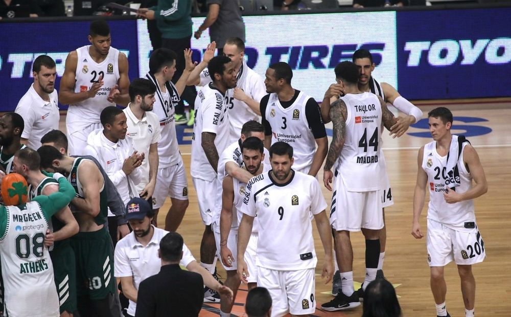 La plantilla del Real Madrid celebra una victoria ante el Panathinaikos OPAP Athens. Foto: Turkish Airlines Euroleague.