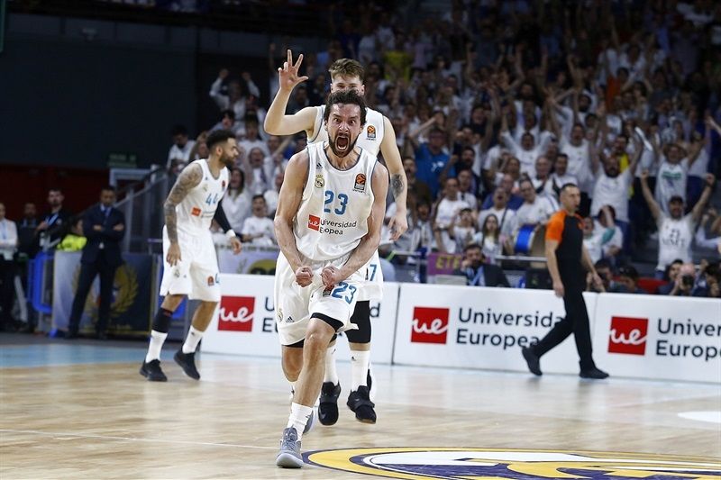 Sergio Llull celebra un triple en un partido con el Real Madrid en la temporada 2017 / 2018 de la Turkish Airlines Euroleague. Foto: Turkish Airlines Euroleague.