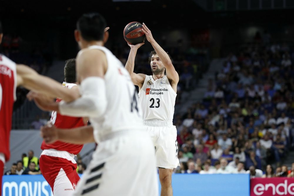 Sergio Llull lanza a canasta en un Real Madrid - BAXI Manresa. Foto: Liga Endesa.