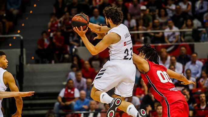 Sergio Llull da un pase ante Javier Justiz en un Tecnyconta Zaragoza - Real Madrid. Foto: ACB.