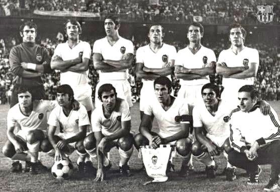 VALENCIA C. F. Temporada 1970-71. Abelardo, Sol, Barrachina, Jesús Martínez, Videgany, Claramunt I; Sergio, Poli, Ansola, Paquito, Valdez y Ricardo de la Virgen (masajista). F. C. BARCELONA 4 (Fusté, Zabalza 2 y Alfonseda) VALENCIA C. F. 3 (Claramunt, Paquito y Valdez). 04/07/1971. LXVII Copa del Generalísimo de España, final. Madrid, estadio Santiago Bernabeu.