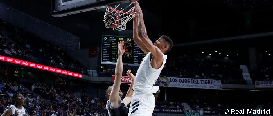 Walter Tavares hace un mate en un partido como jugador del Real Madrid. Foto: Real Madrid.