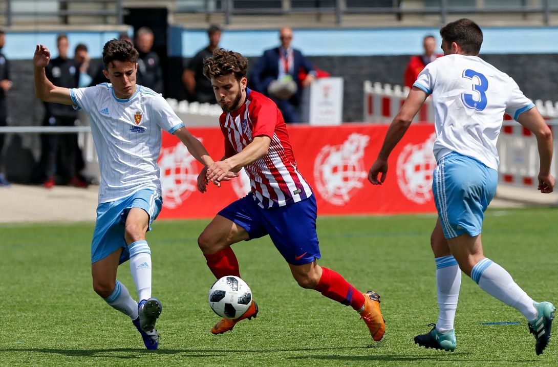 Lance del encuentro en A Madroa entre Atlético y Zaragoza