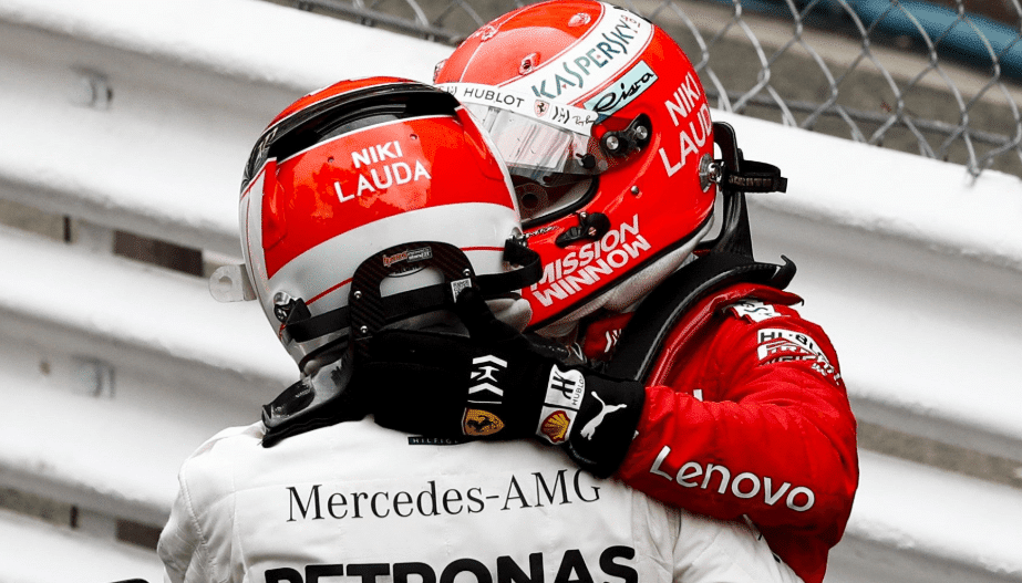 Lewis Hamilton y Sebastian Vettel, protagonizando un 1-2 único, como si el destino hubiera conspirado para homenajear a Lauda de la mejor forma posible, con sus dos cascos.
Imagen: F1.