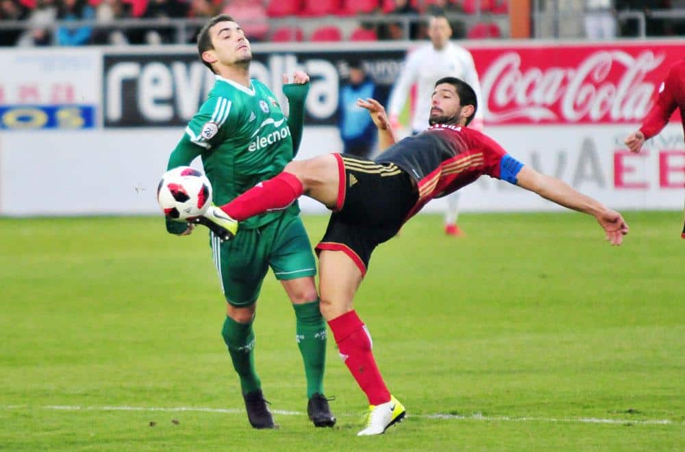 El capitán del Mirandés, Gorka Kijera, en un partido