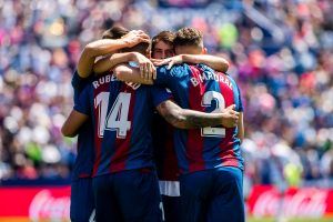 Jugadores del Levante celebran un gol en un partido