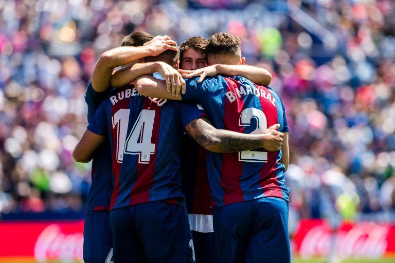 Jugadores del Levante celebran un gol en un partido