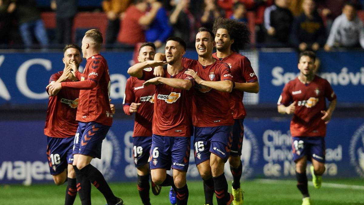 Jugadores de Osasuna celebran un gol con Rubén García al fondo