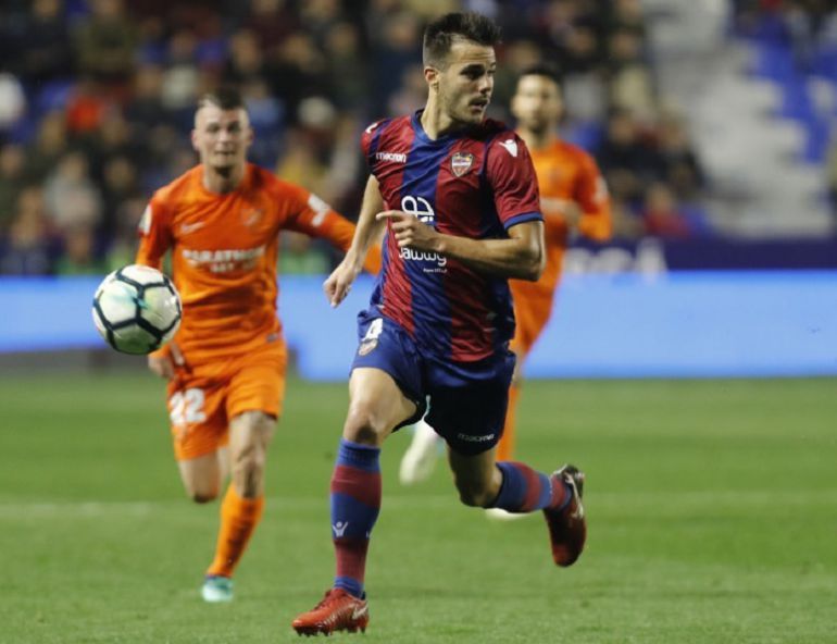 Róber Pier en un partido con el Levante