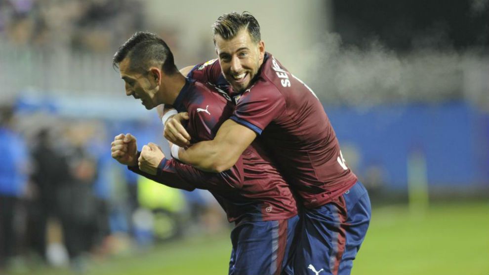 Sergi Enrich celebra un gol del Eibar junto a Charles