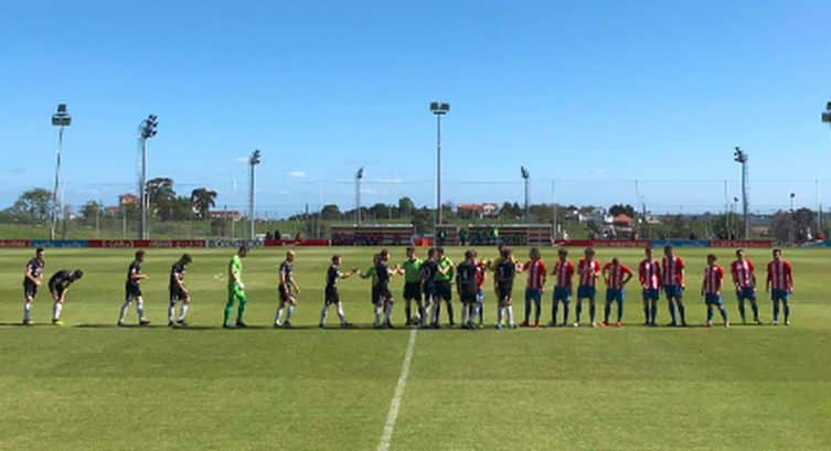 Los equipos se saludan antes del encuentro (Foto: CD Tudelano)