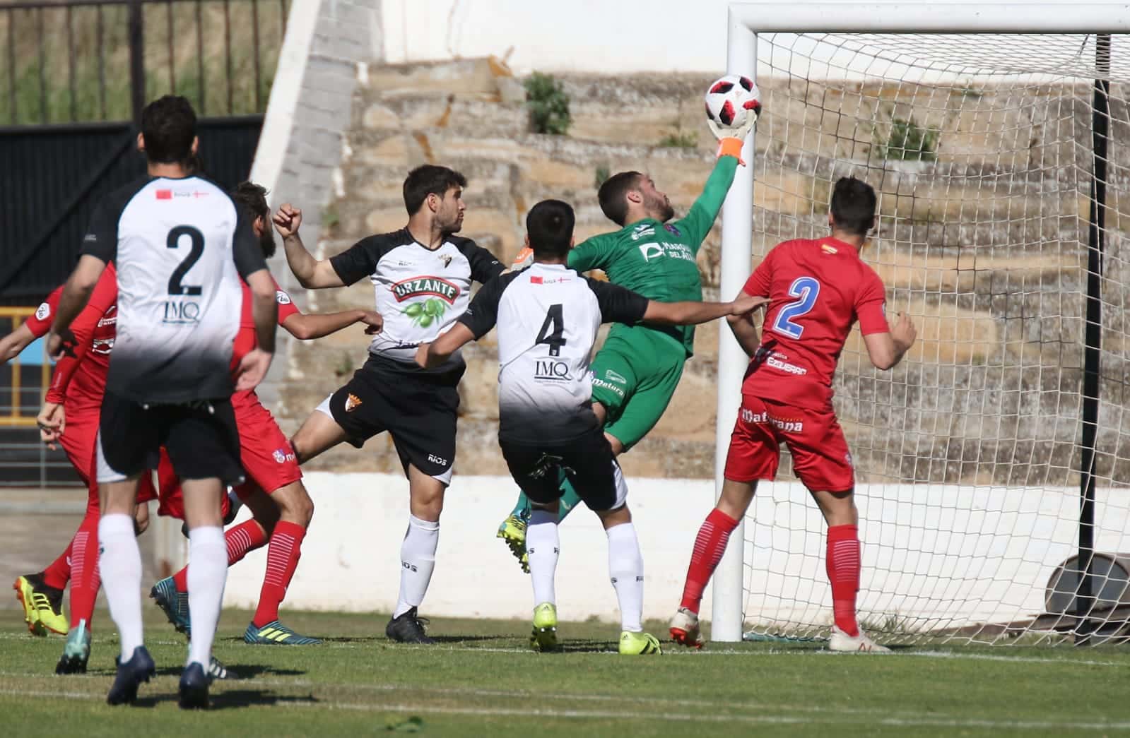 Gorka Alegría, debutante hoy, evita un gol del Tudelano