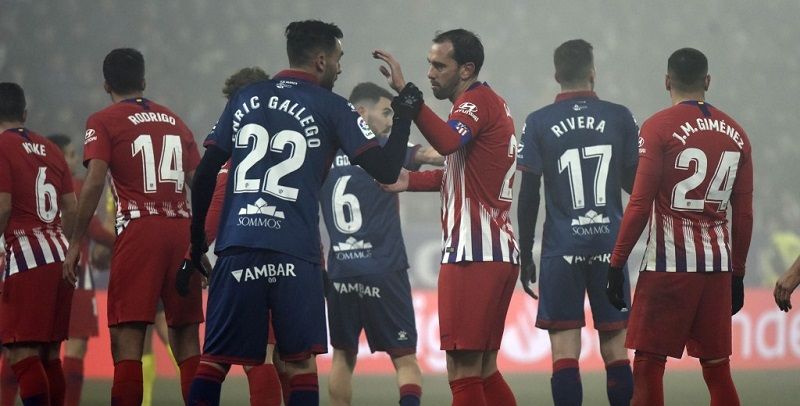 Enric Gallego habla con Godín | Imagen: SD Huesca