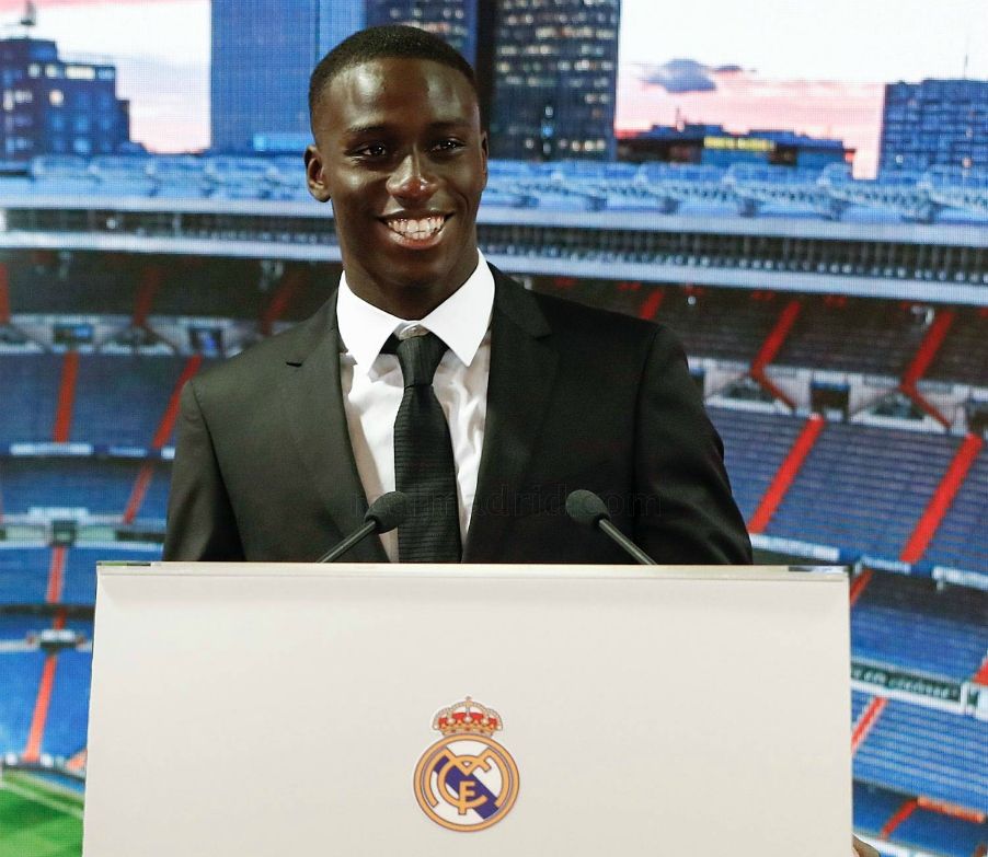 Ferland Mendy en su discurso de presentación como jugador del Real Madrid Club de Fútbol. Foto: Real Madrid Club de Fútbol.