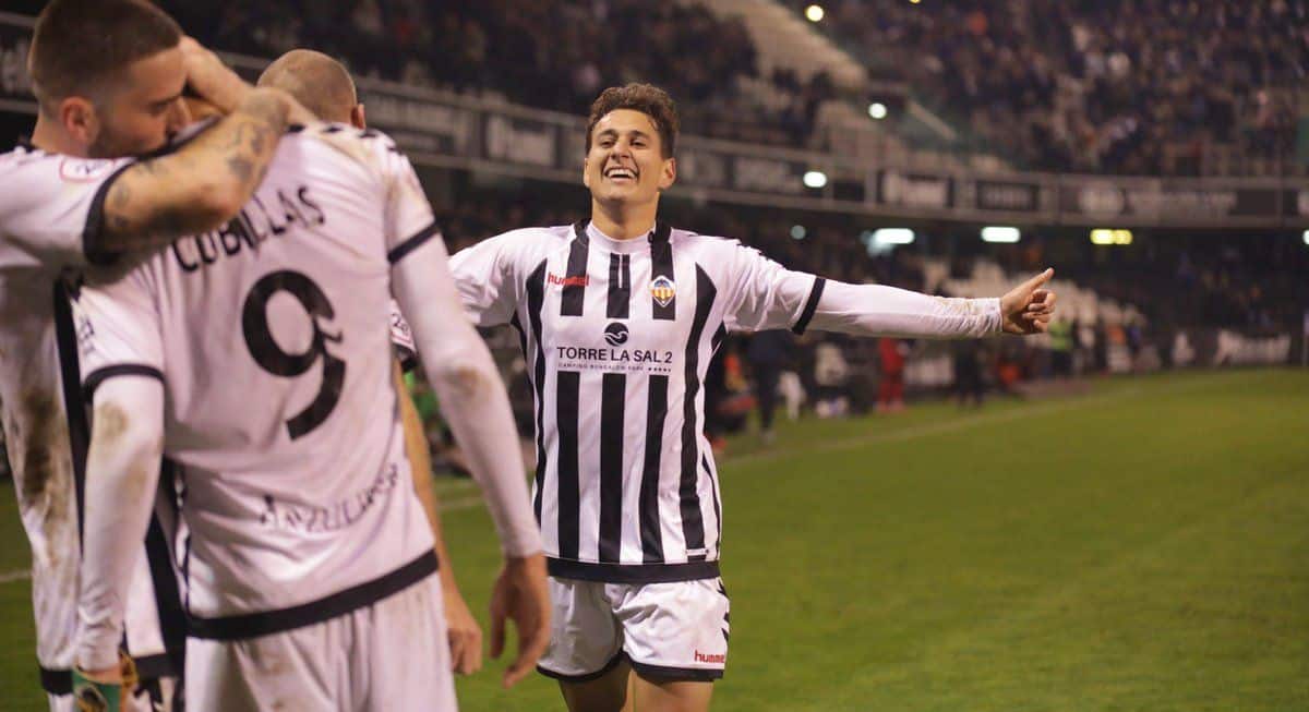 Caballero celebrando un gol con el Castellón
