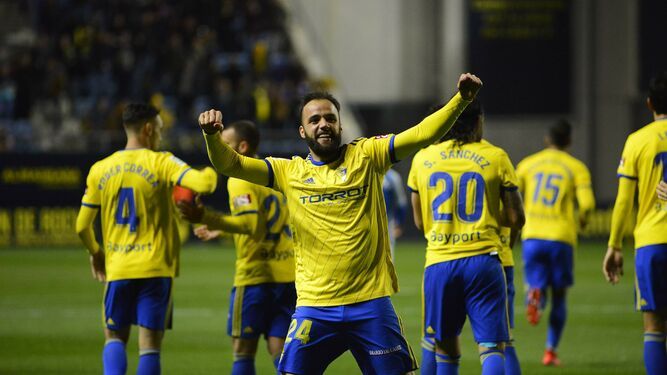 Edu Ramos celebra un tanto con el Cádiz