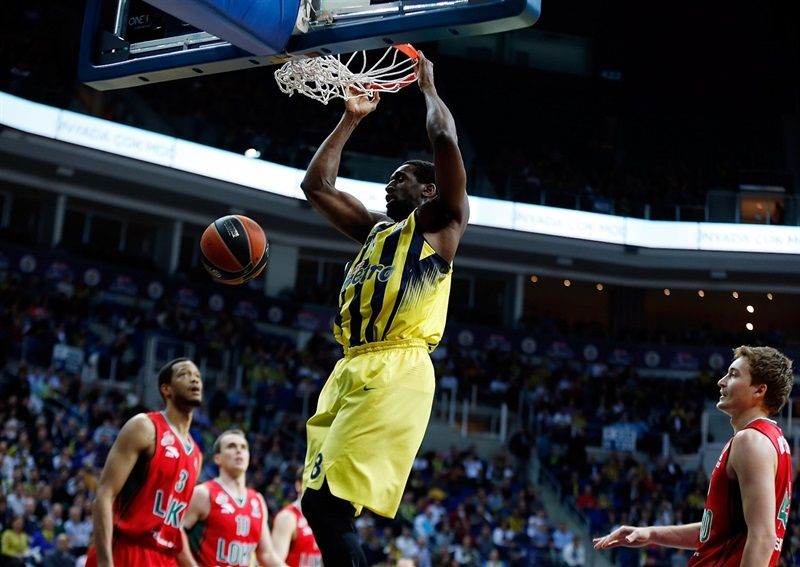 Ekpedem Friday Udoh hace un mate en un Fenerbahçe - Lokomotiv Kuban. Foto: Turkish Airlines Euroleague.