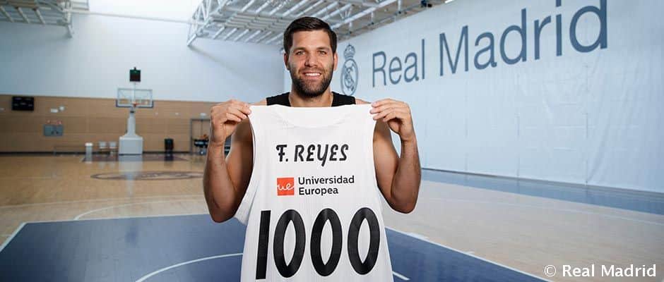 Felipe Reyes posa con la camiseta conmemorativa de sus 1000 partidos como jugador del Real Madrid. Foto: Real Madrid.