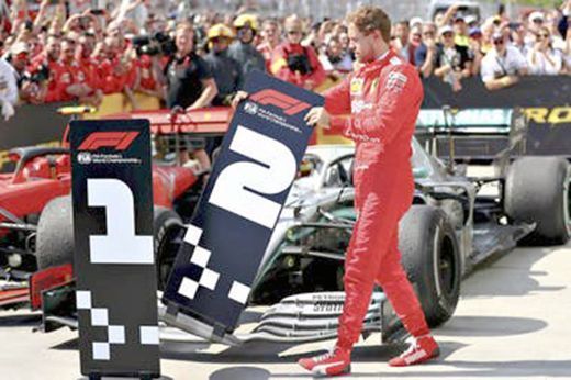 Sebastian Vettel, cambia los carteles de primer y segundo lugar en el GP de Canadá.