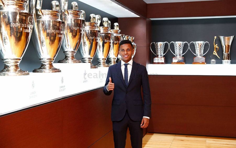 Rodrygo posa con los trofeos del Real Madrid Club de Fútbol en su presentación con el club blanco. Foto: Real Madrid Club de Fútbol.