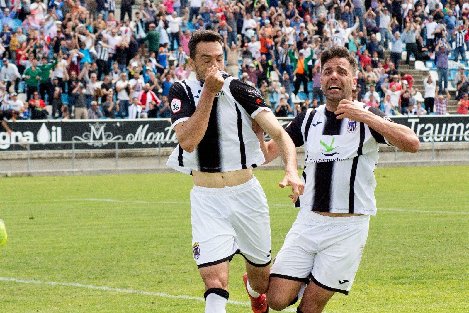 Guzmán besándose el escudo (izquierda) y José Ángel (derecha) celebrando un gol