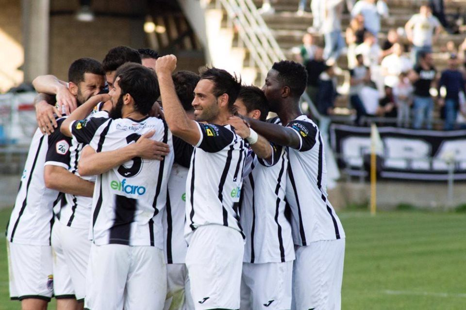 Jugadores del Badajoz celebrando un gol