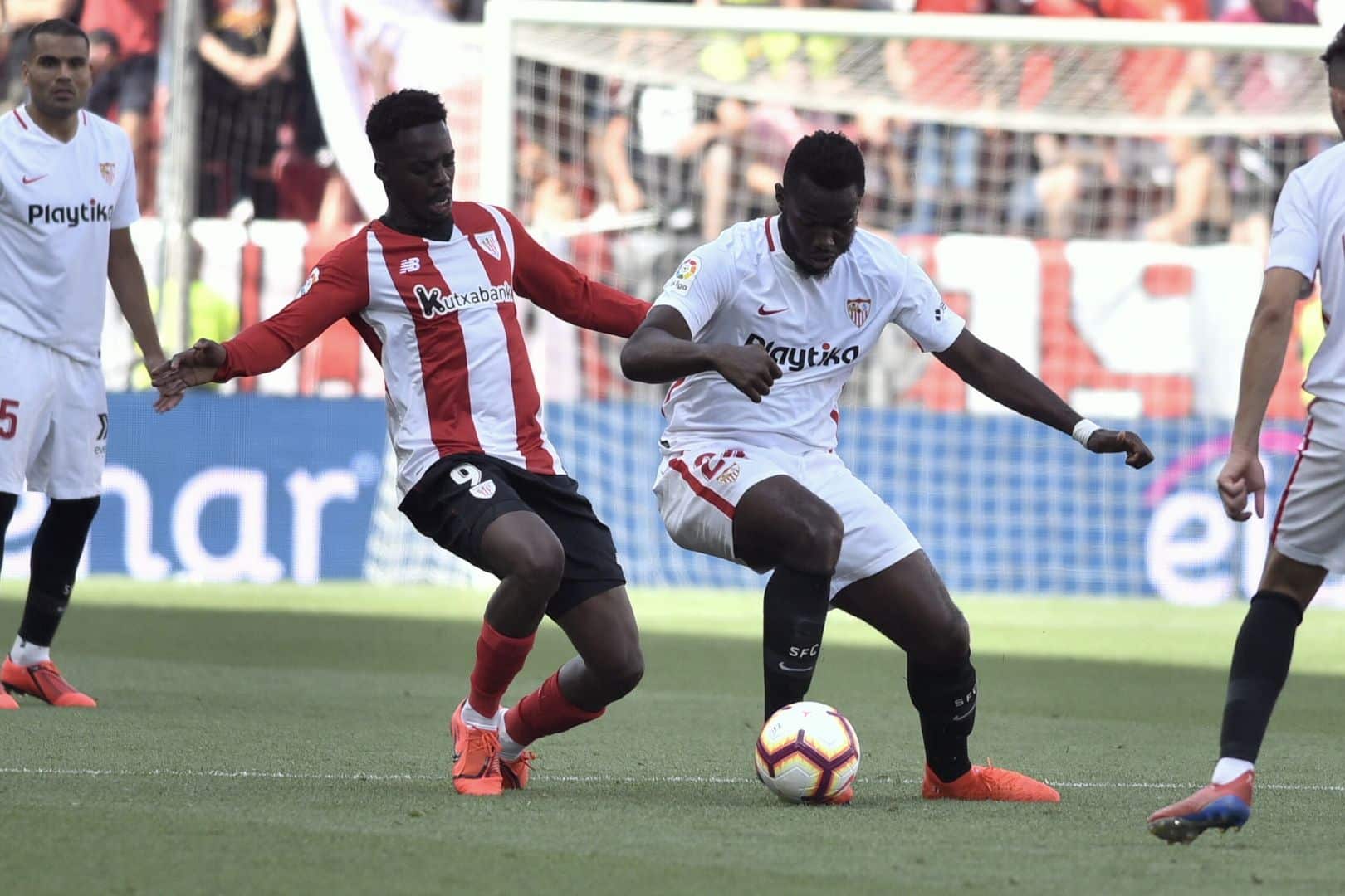 Gnagnon lucha por un balón con Williams en un Sevilla-Athletic de la temporada 2018/2019