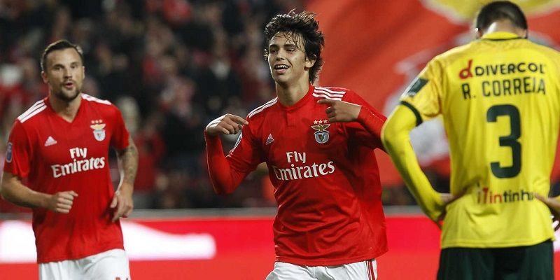 Joao celebra uno de sus tantos con la elástica del Benfica | Imagen: SL Benfica
