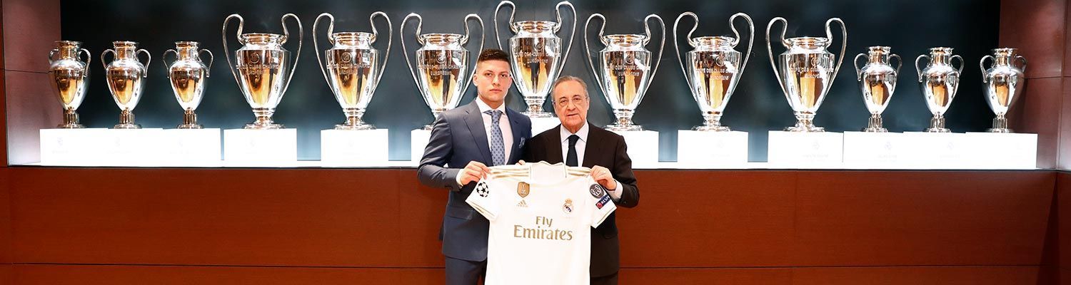 Luka Jovic posa junto a Florentino Pérez con la camiseta del Real Madrid Club de Fútbol en su presentación. Foto: Real Madrid Club de Fútbol.