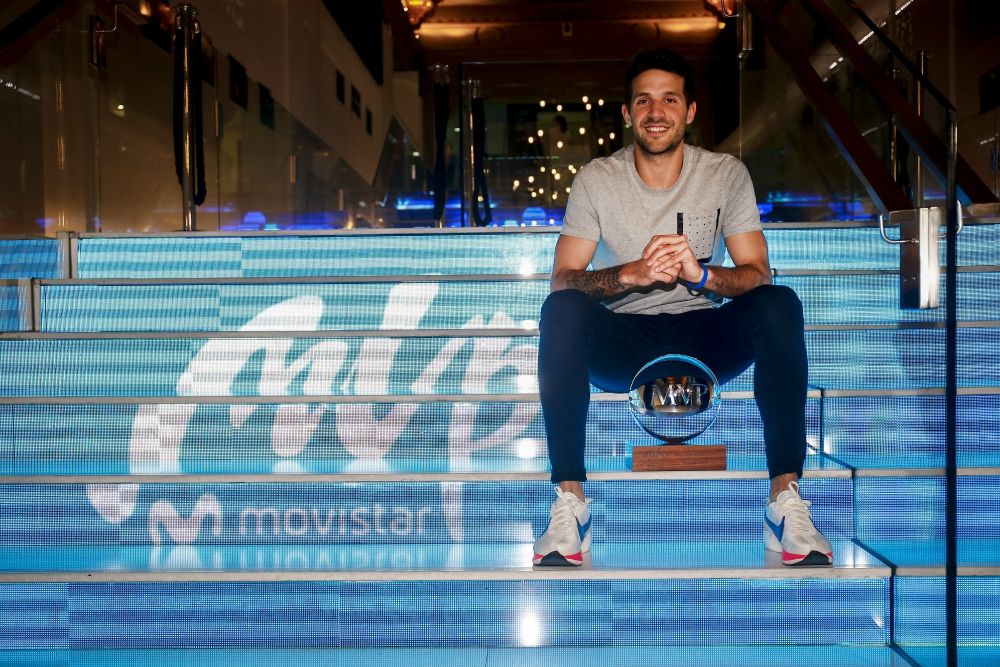 Nicolás Laprovittola con su trofeo de MVP de la temporada 2018/2019 de la Liga Endesa. Foto: Liga Endesa.
