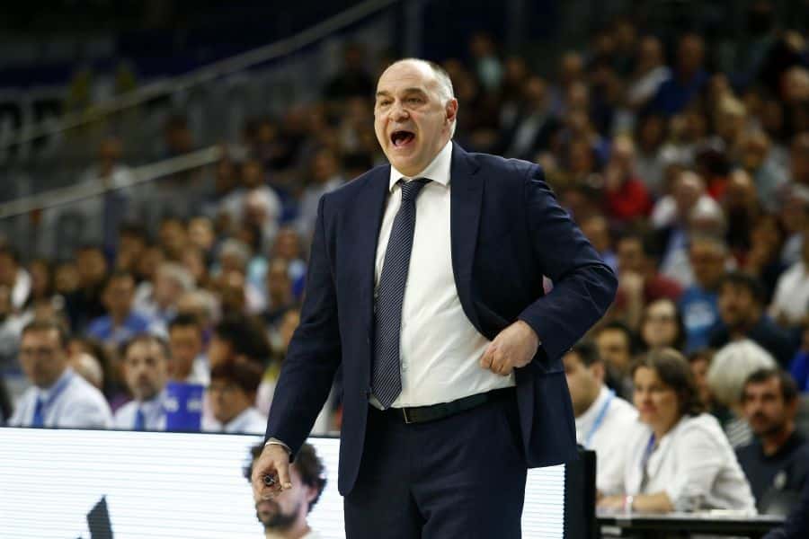 Pablo Laso dirige un partido como entrenador del Real Madrid. Foto: Real Madrid.