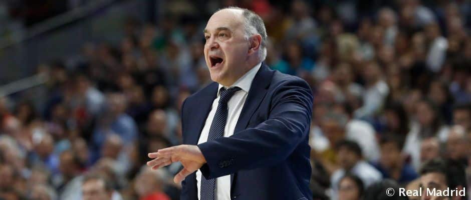 Pablo Laso da una indicación a su equipo como entrenador del Real Madrid. Foto: Real Madrid.