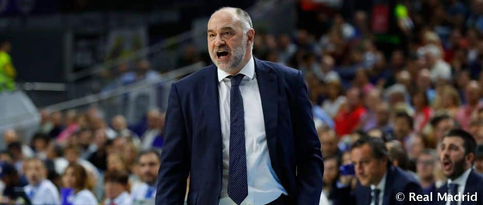 Pablo Laso da una instrucción a sus jugadores en un partido como entrenador del Real Madrid. Foto: Real Madrid.