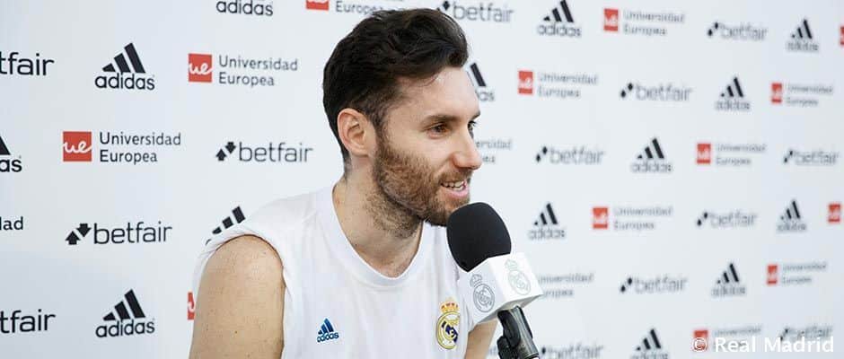 Rudy Fernández atiende a los medios de comunicación como jugador del Real Madrid. Foto: Real Madrid.