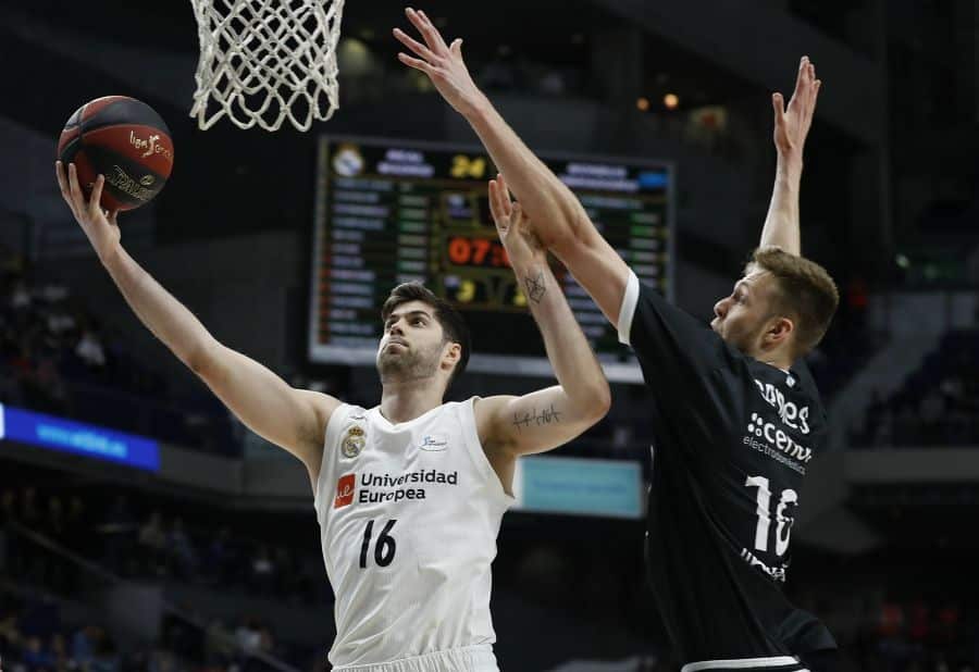 Santiago Yusta entra a canasta ante Nick Spires en un Real Madrid - Monbus Obradoiro. Foto: Liga Endesa.