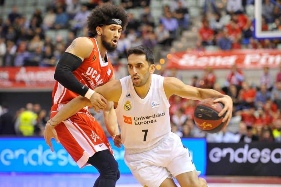 Facundo Campazzo bota el balón ante Askia Booker en un Universidad Católica de Murcia - Real Madrid. Foto: Liga Endesa.