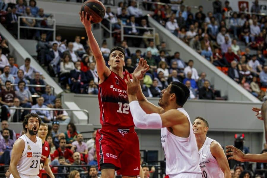 Carlos Alocén entra a canasta ante Gustavo Ayón en un Tecnyconta Zaragoza - Real Madrid. Foto: Liga Endesa.