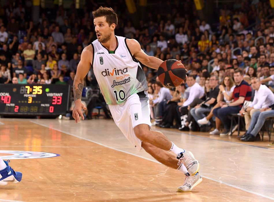 Nicolás Laprovittola bota el balón en un FC Barcelona Lassa - Divina Seguros Joventut. Foto: Liga Endesa.