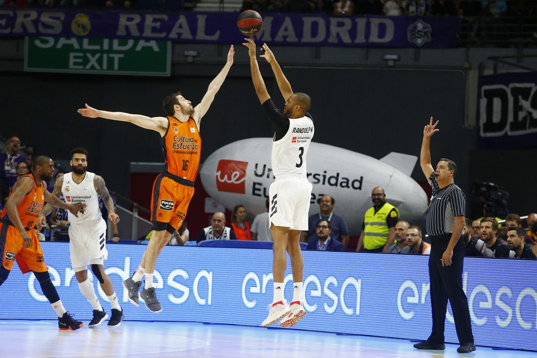 Anthony Randolph lanza un triple ante Guillem Vives en un Real Madrid - Valencia Basket. Foto: Liga Endesa.