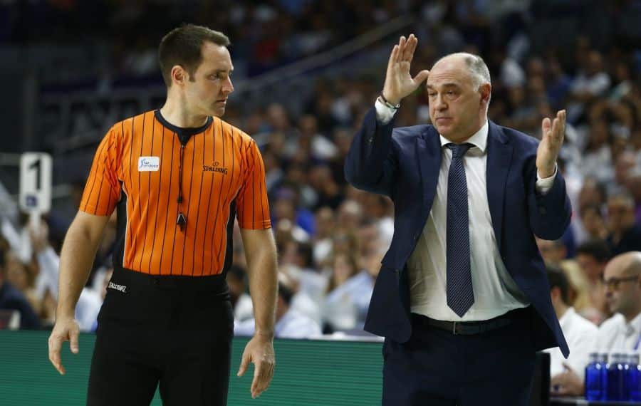 Pablo Laso protesta a un árbitro en un partido como entrenador del Real Madrid. Foto: Liga Endesa.