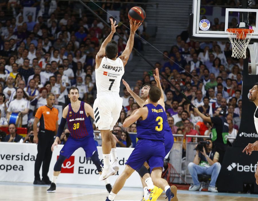 Facundo Campazzo tira a canasta ante Kevin Pangos y Pierre Oriola en un Real Madrid - FC Barcelona Lassa. Foto: Liga Endesa.