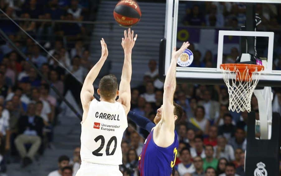 Jaycee Carroll lanza un triple ante Víctor Claver en un Real Madrid - FC Barcelona Lassa. Foto: Liga Endesa.