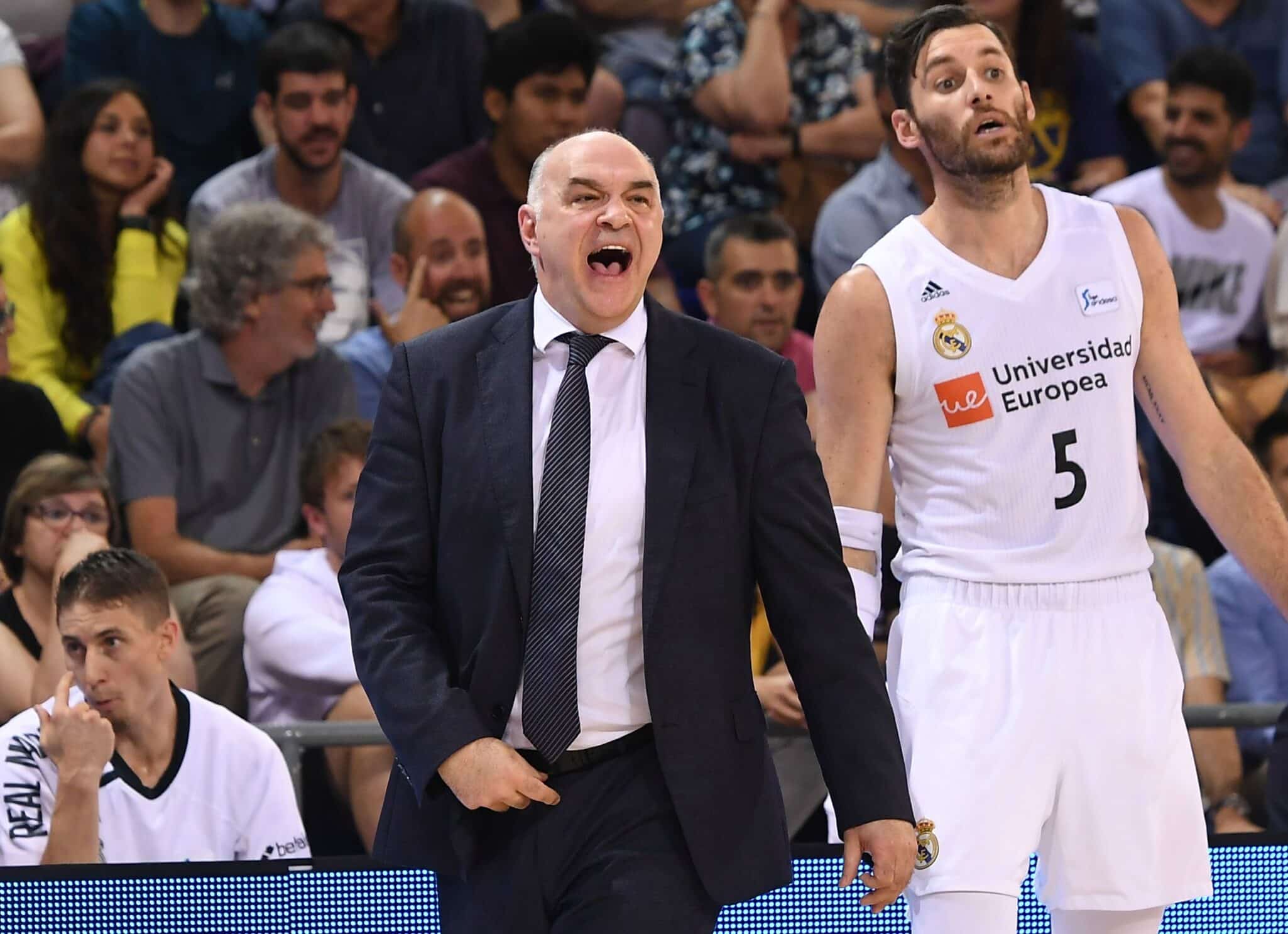 Pablo Laso da una indicación a su equipo como entrenador del Real Madrid junto a Rodolfo Fernández. Foto: Liga Endesa.