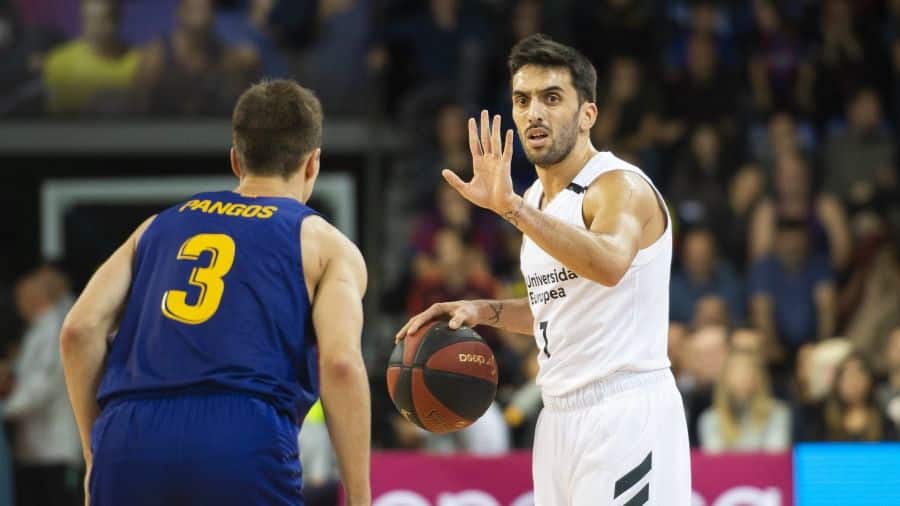 Facundo Campazzo bota el balón ante Kevin Pangos en un FC Barcelona Lassa - Real Madrid. Foto: Liga Endesa.