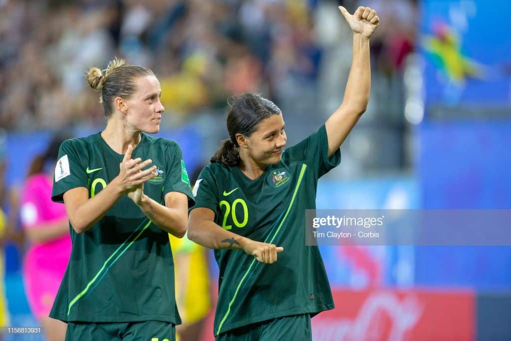 Sam Kerr y Emily Van Egmond saludan a su gente en Grenoble, France. (Foto: Tim Clayton/Corbis via Getty Images)