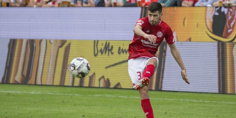 Aaron Martín durante un encuentro con el Mainz | Imagen: Twitter