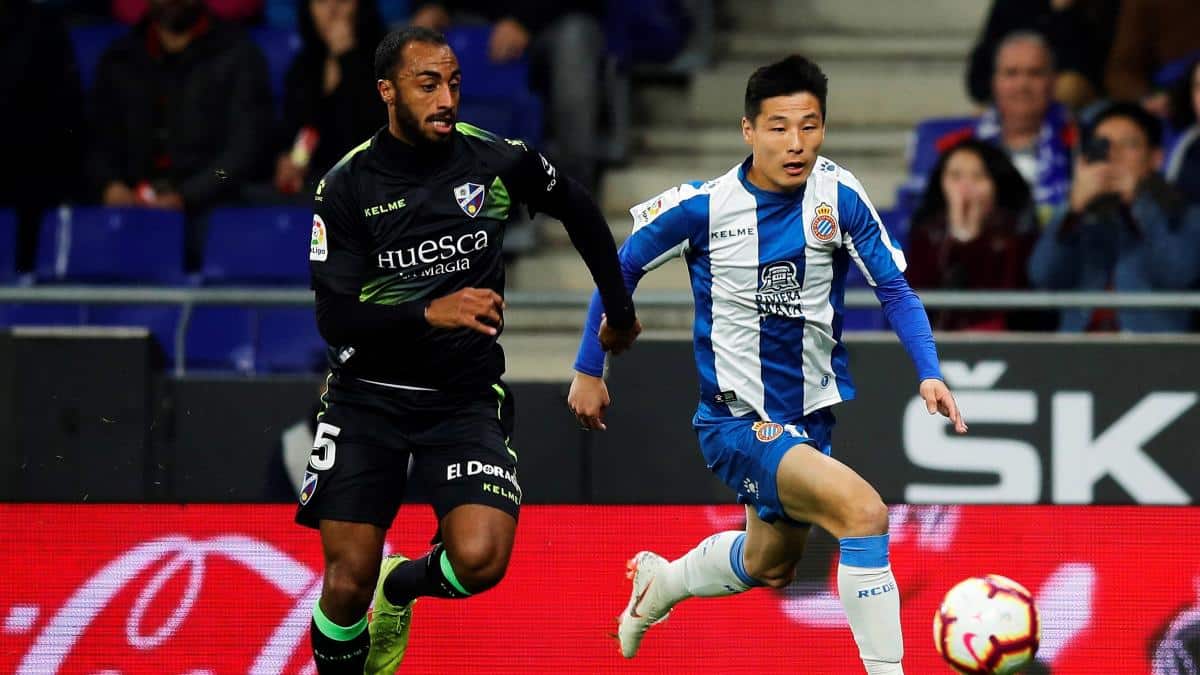 Akapo pugna con el jugador del Espanyol, Wu Lei
